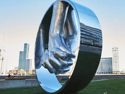 Why Place Stainless Steel Sculptures in Outdoor Plazas?