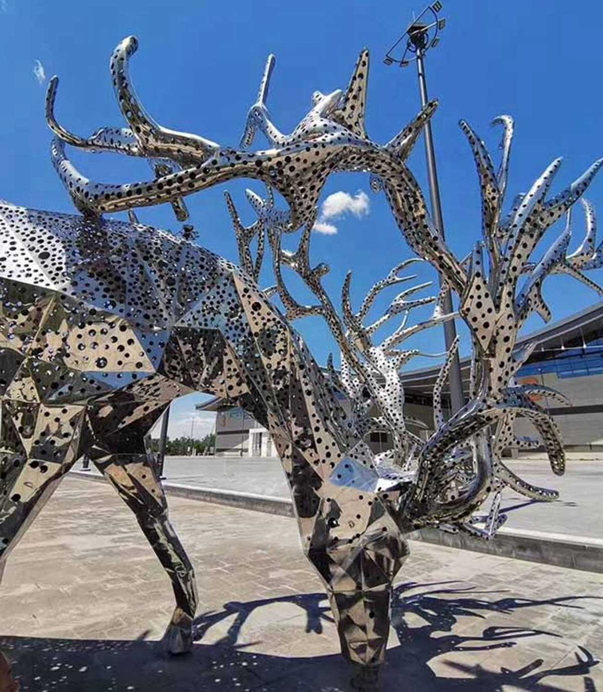 METAL DEER STATUE (1)