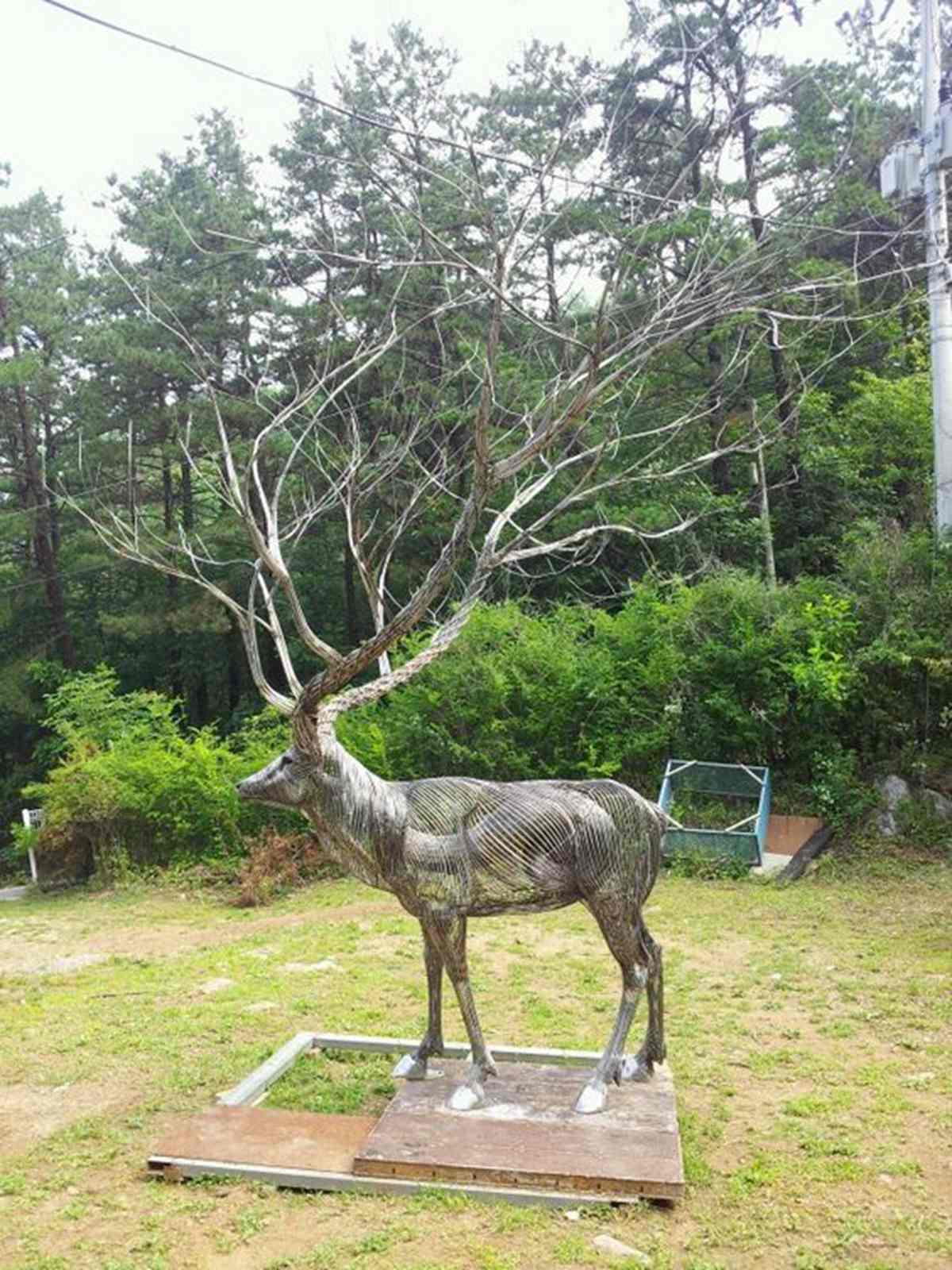 metal wire deer sculpture