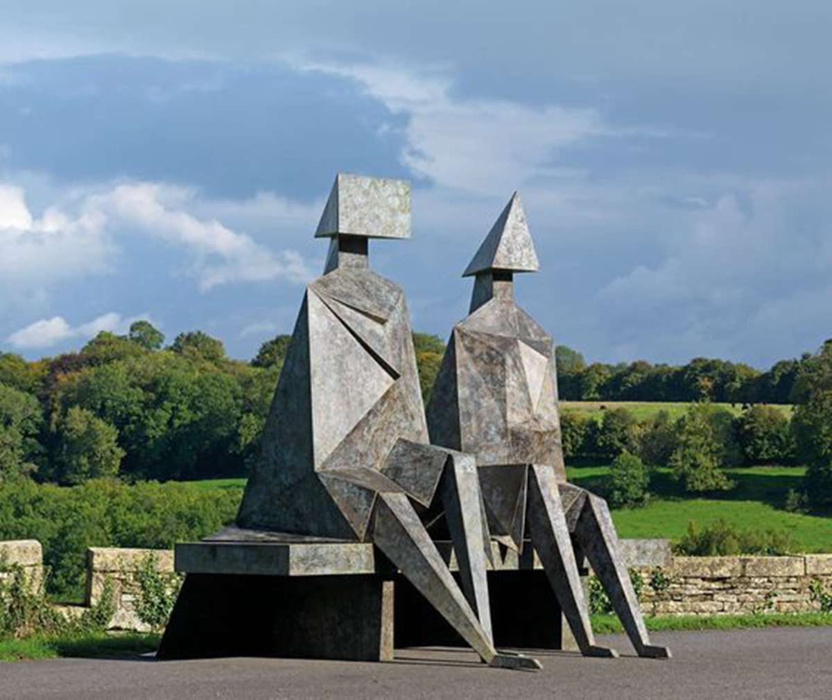 sitting cuple on bench sculpture (7)