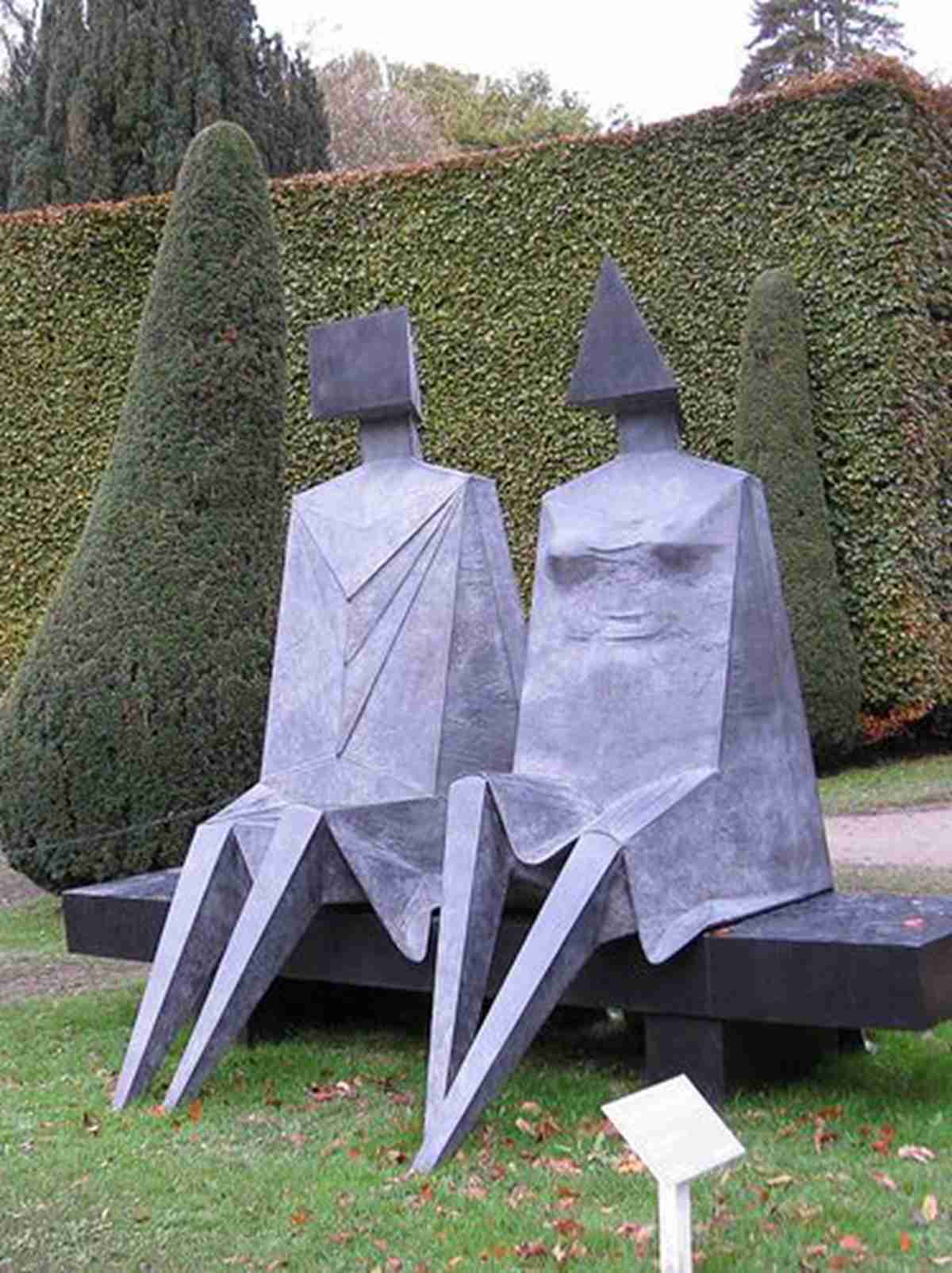 sitting cuple on bench sculpture (8)