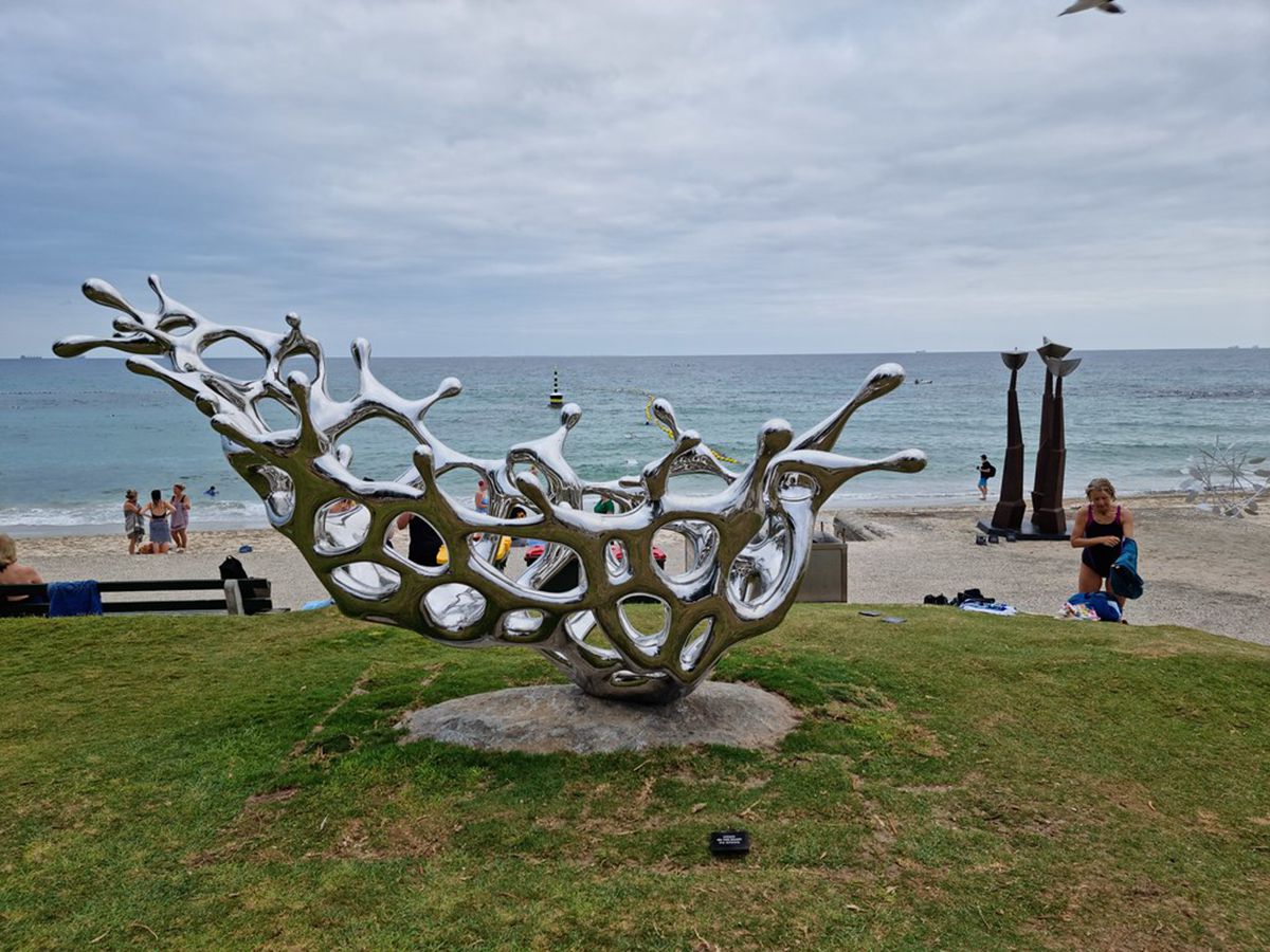 stainless steel drop sculpture (3)