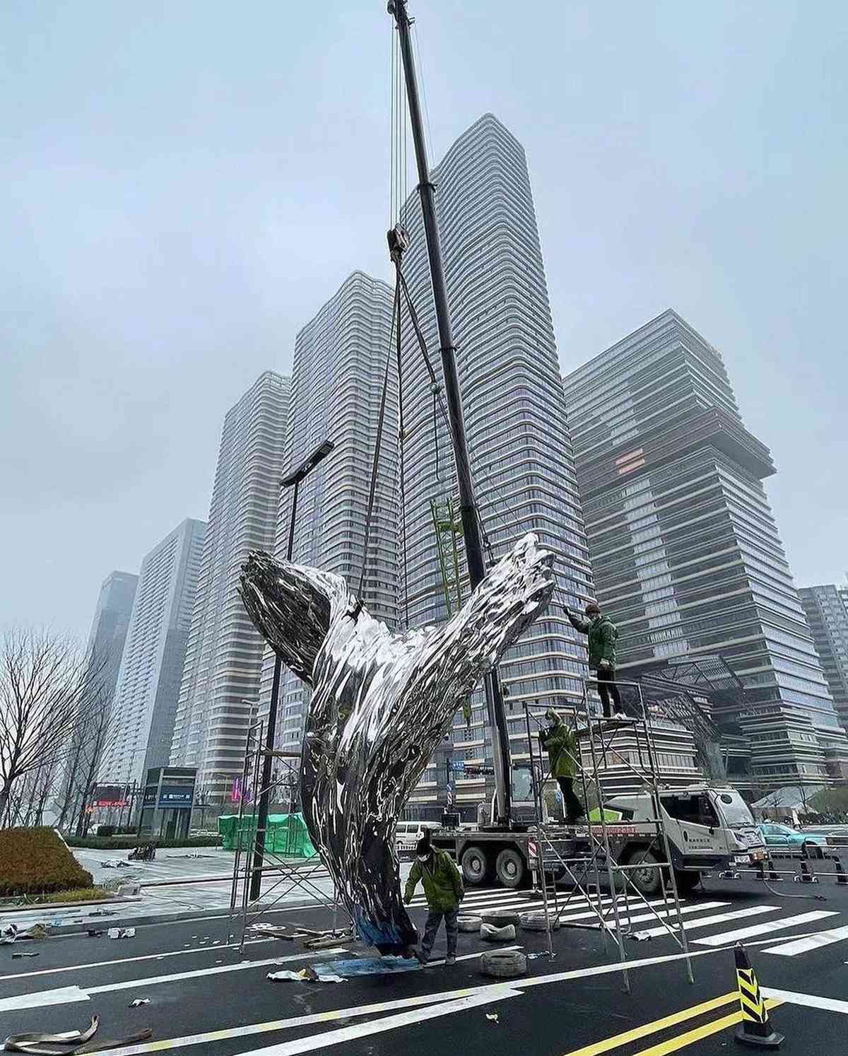 large stainless steel sculpture (1)