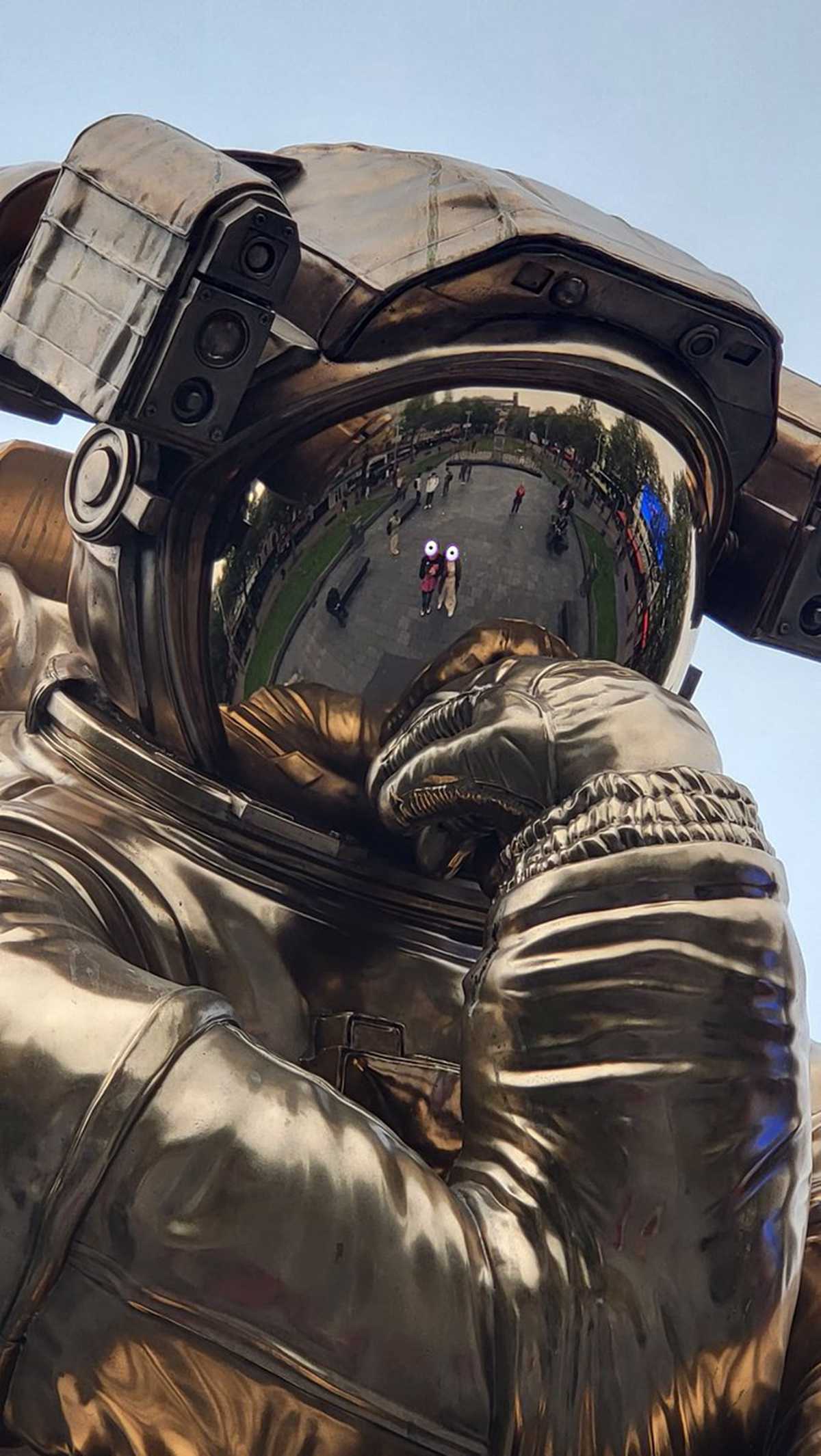 stainless steel astronaut statue (11)