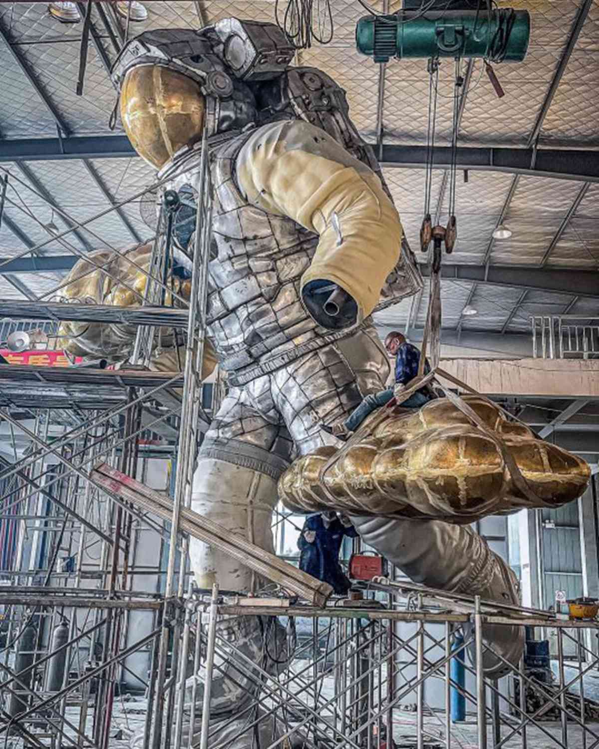 stainless steel astronaut statue (3)