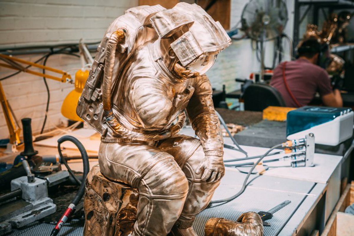 stainless steel astronaut statue (4)