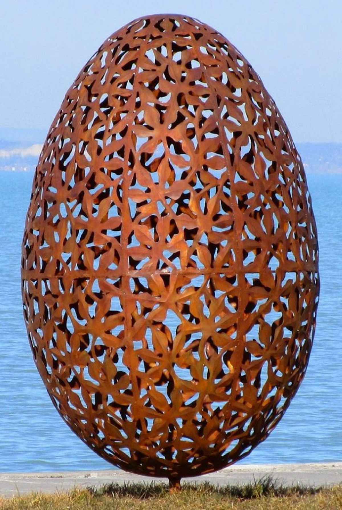 stainless steel eggs statue (1)