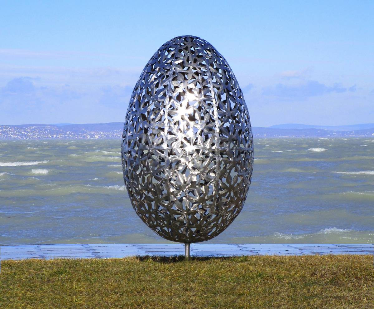stainless steel eggs statue (4)