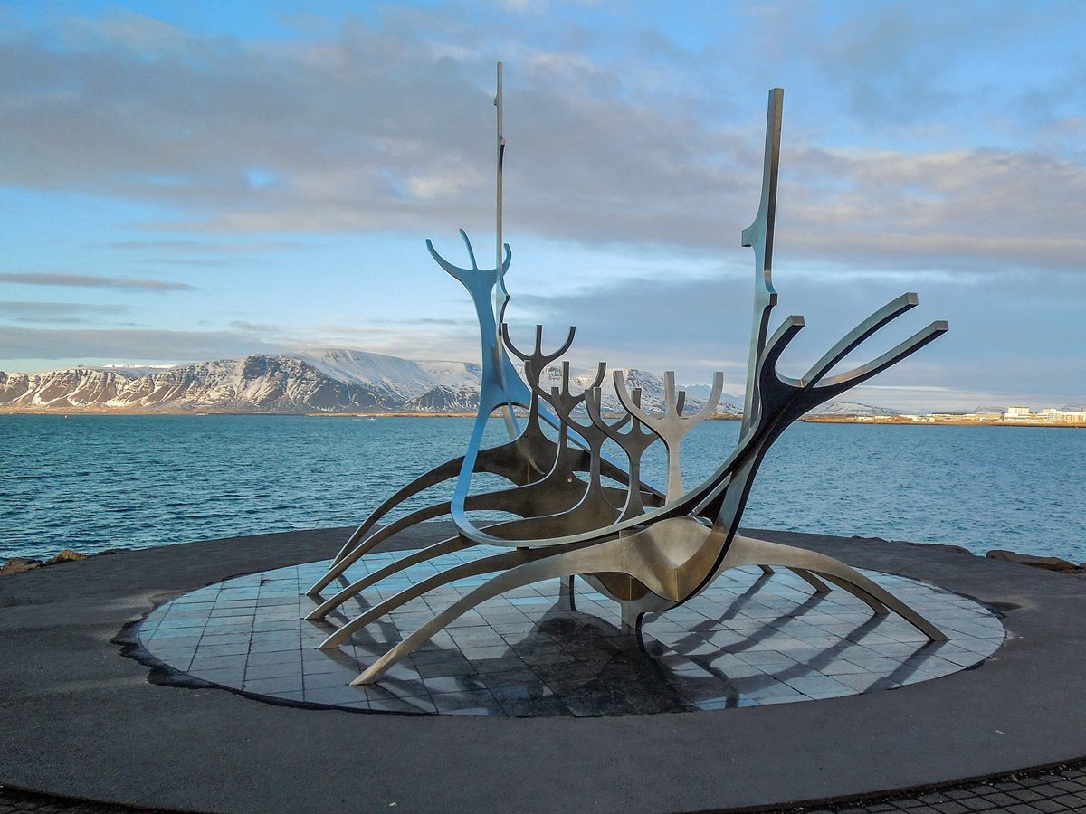 stainless steel boat sculpture (2)