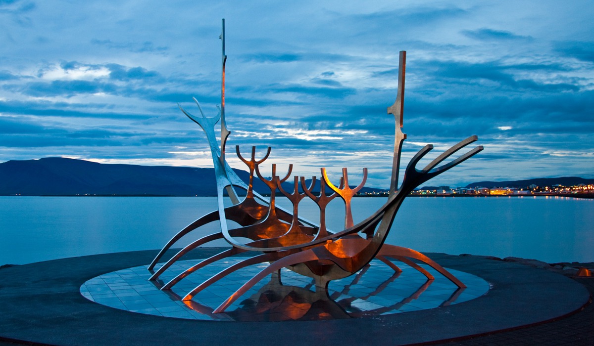 stainless steel boat sculpture (4)