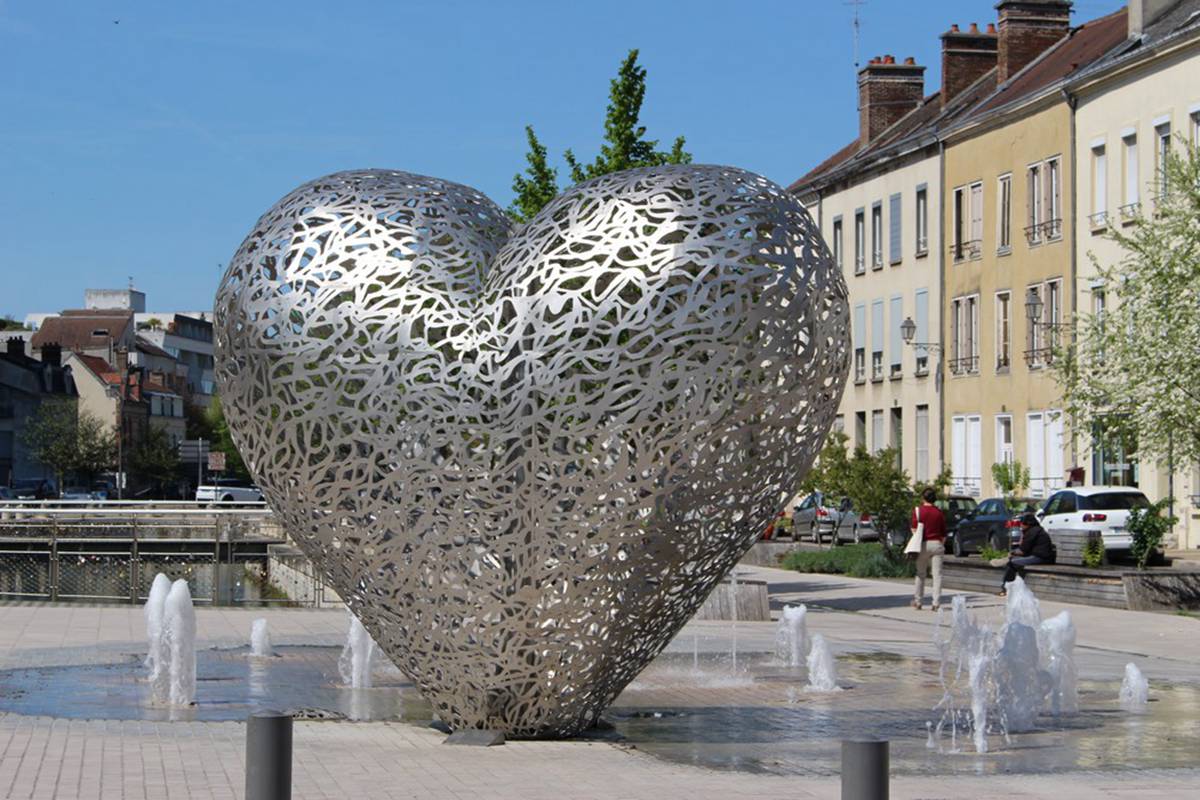 large metal heart sculpture (1)