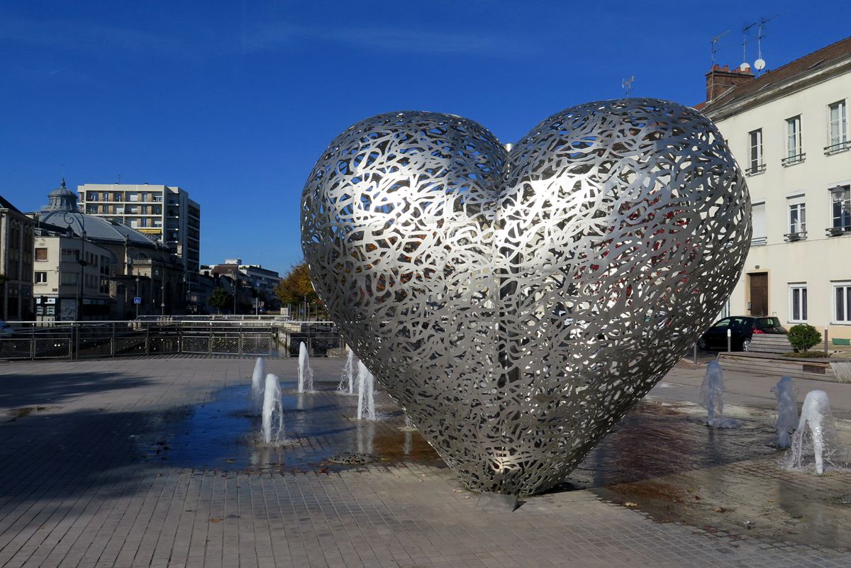 large metal heart sculpture (3)
