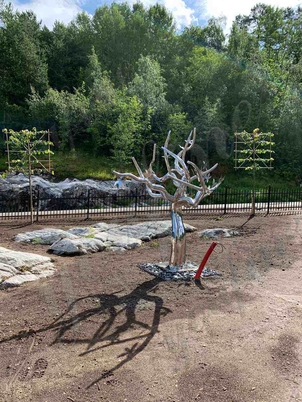metal tree sculpture outdoor (2)