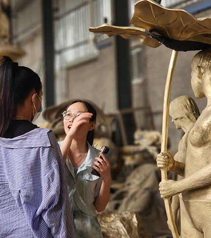 European client inspecting bronze casting quality at YouFine foundry