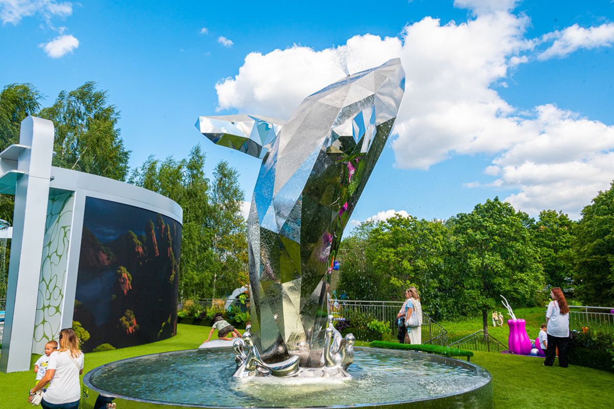 Stainless steel sculpture in Moscow Park