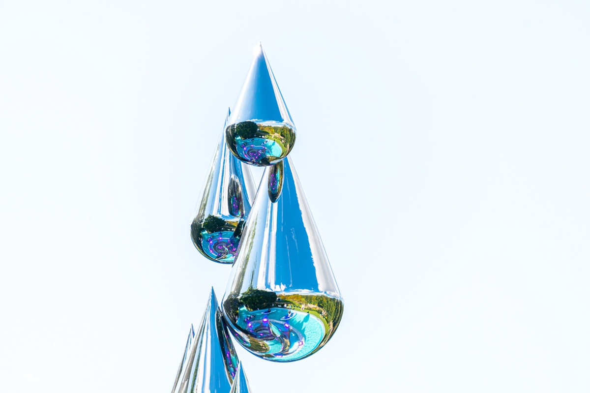 Mirror-polished stainless steel surface of Moscow park sculpture