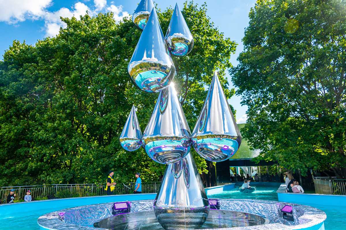 Installed stainless steel sculpture in Moscow public park