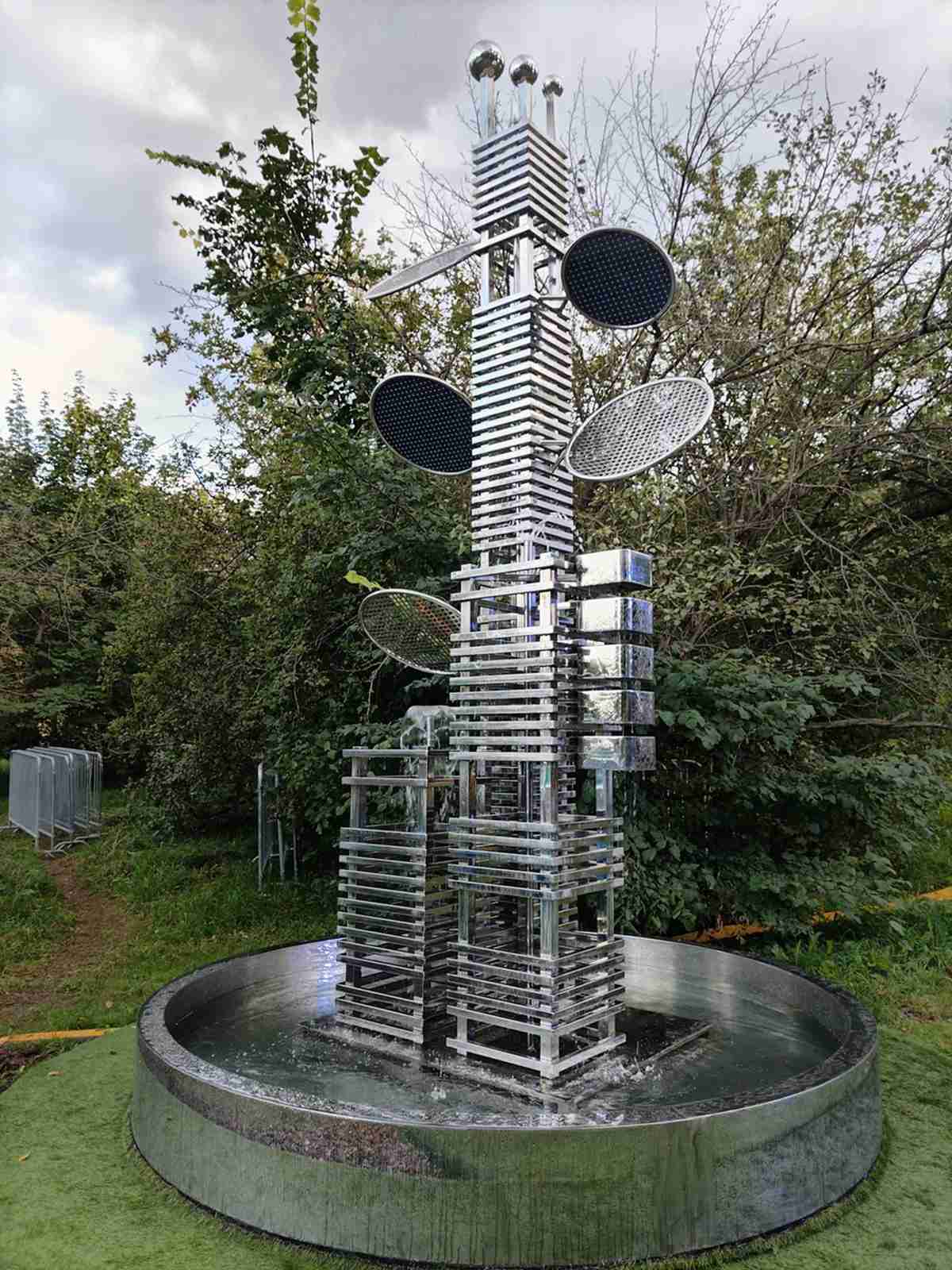 Moscow stainless steel water feature operating in the park